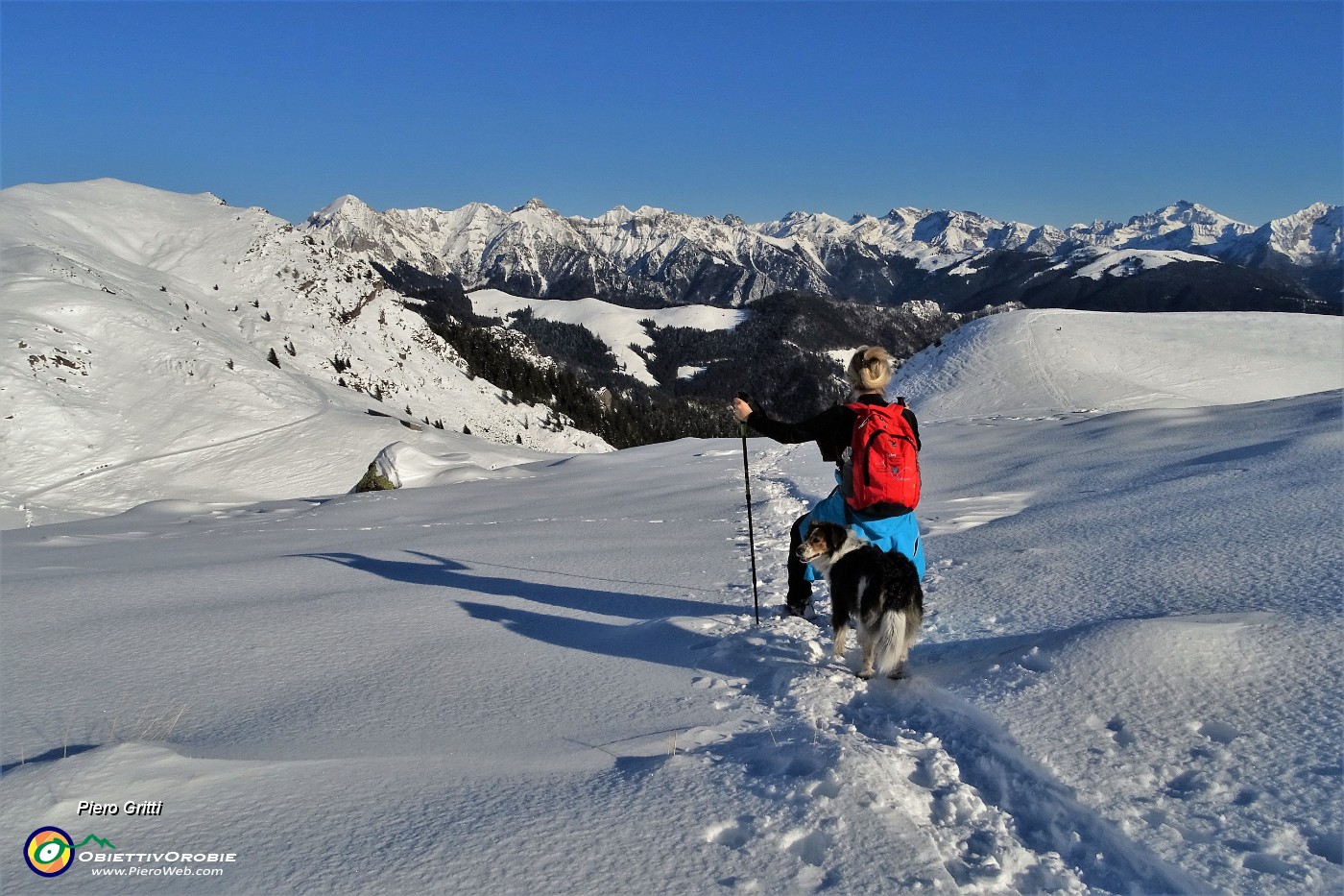 36 Ci abbassiamo con vista verso le Prealpi Orobiche.JPG